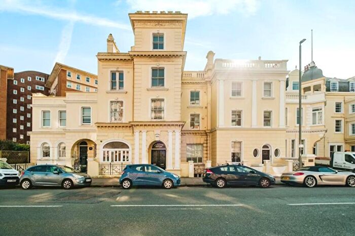 2 Bedroom Flat For Sale In Courtenay Terrace, Hove, BN3