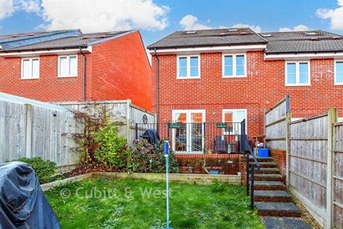 4 Bedroom Semi Detached House For Sale In Lynch Close, Havant, Hampshire, PO9