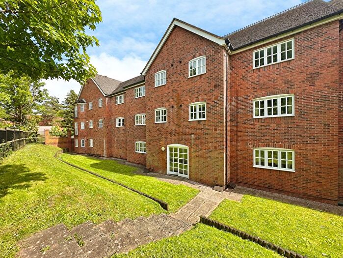 3 Bedroom Flat For Sale In Cygnet Close, Compton, Wolverhampton, WV6