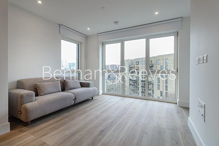 2 Bedroom Apartment To Rent In Maple Mews, Bow, E3