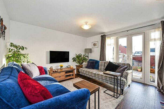 3 Bedroom Town House For Sale In Whitebeam Close, Andover, SP11