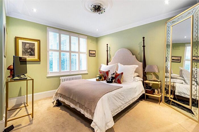 2 Bedroom Apartment To Rent In Redcliffe Gardens, Chelsea, SW10