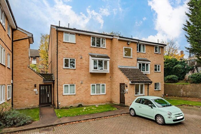 Studio To Rent In Cambridge Gardens, London, N10