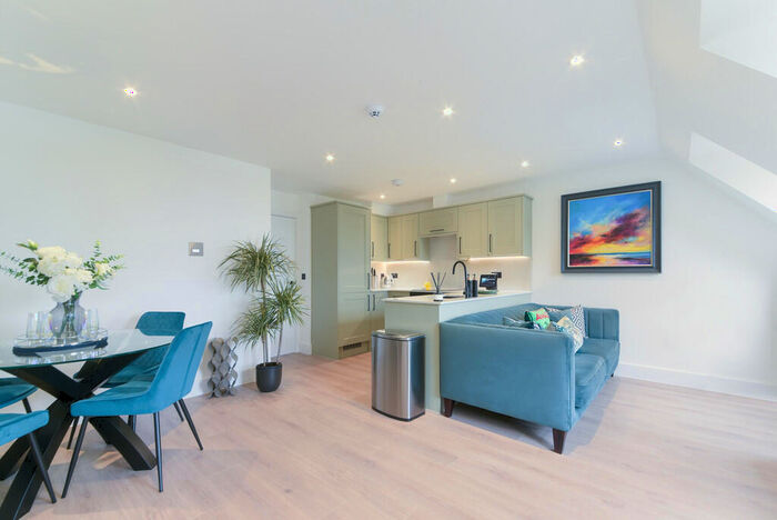 2 Bedroom Apartment To Rent In Villiers Avenue, Surbiton, KT5