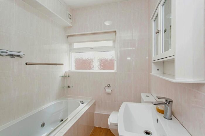 2 Bedroom Semi-Detached Bungalow For Sale In Rayleigh Avenue, Leigh-On-Sea, SS9