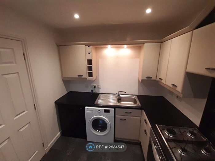 2 Bedroom Flat To Rent In Burnvale, Livingston, EH54