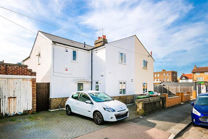 1 Bedroom Flat To Rent In Templeton Avenue, Chingford, E4