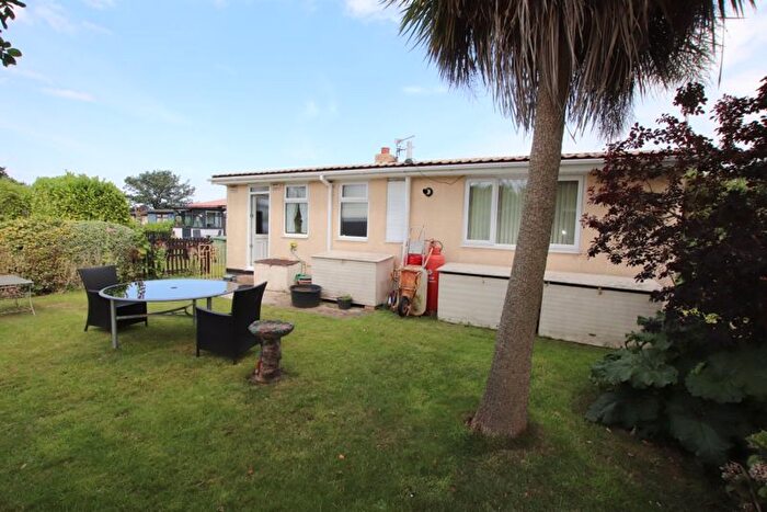 2 Bedroom Bungalow For Sale In Main Road, Humberston Fitties, DN36