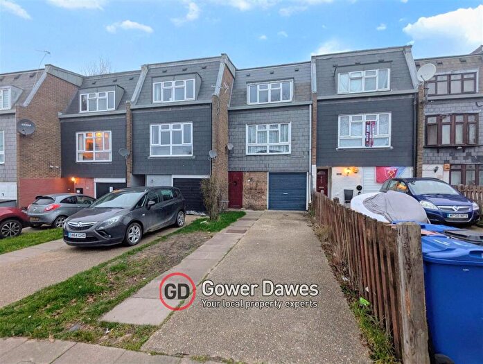 4 Bedroom Town House For Sale In Crusader Close, Purfleet-on-Thames, RM19