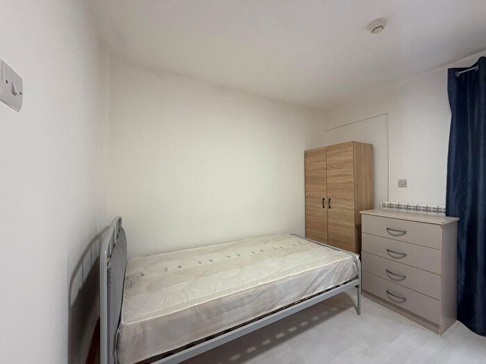 Studio To Rent In Park Avenue, London, N17
