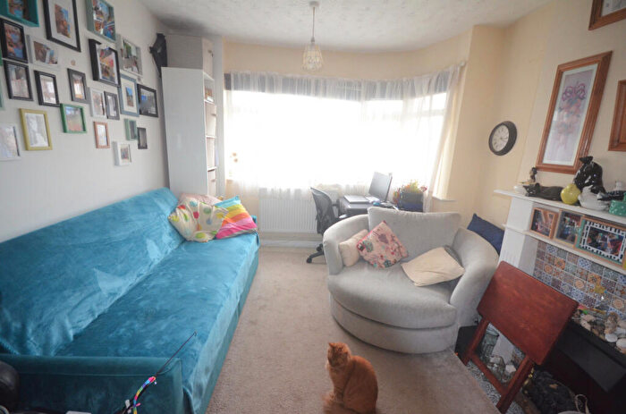 2 Bedroom Flat To Rent In Fullwell Avenue, IG5