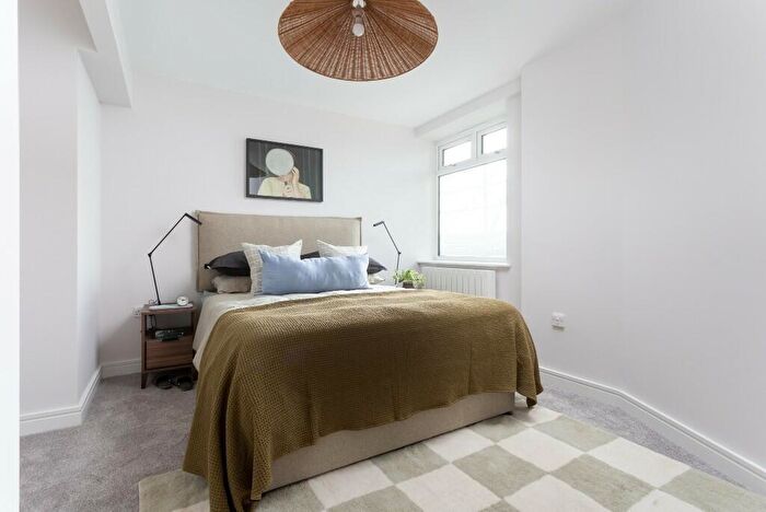 2 Bedroom Flat To Rent In Park House Victoria Road, Leeds, West Yorkshire, LS6