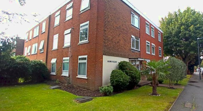 2 Bedroom Flat To Rent In The Chestnuts, Pinner, HA5