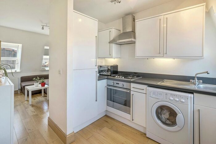 Studio To Rent In High Road, East Finchley, London, N2