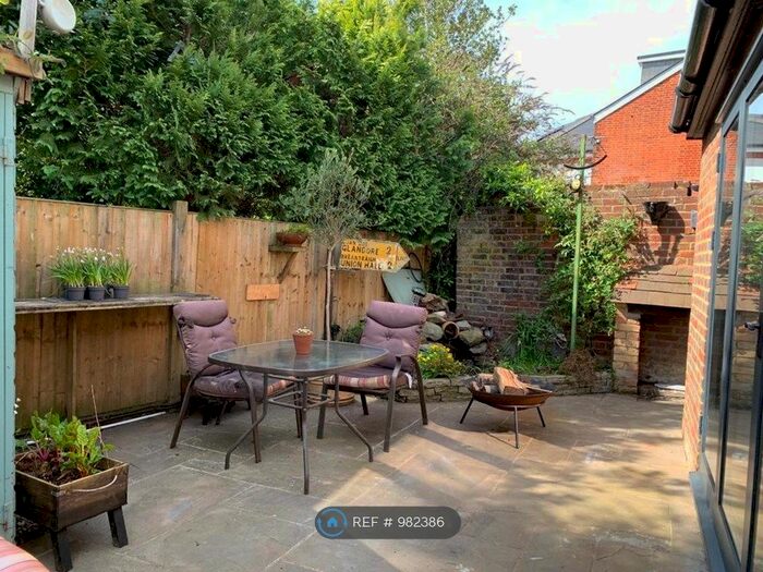 2 Bedroom End Of Terrace House To Rent In Ripley, Ripley, GU23