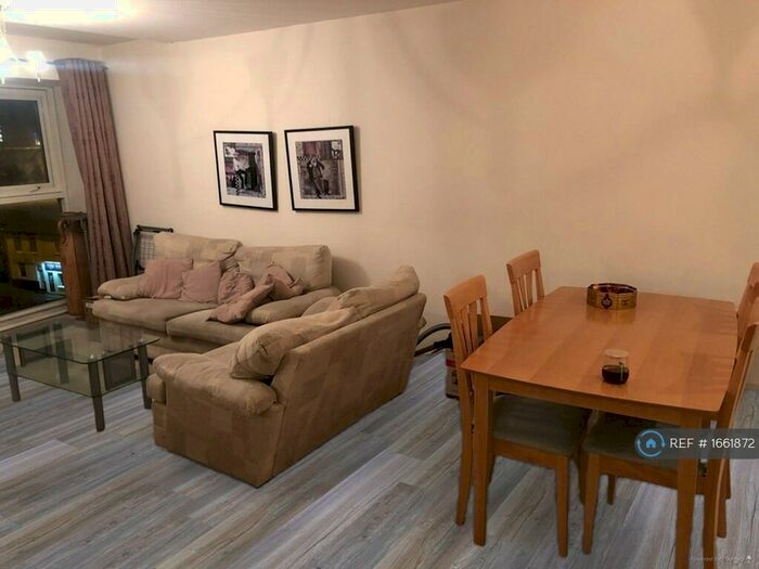 2 Bedroom Flat To Rent In Tower Court, Newcastle-Under-Lyme, ST5