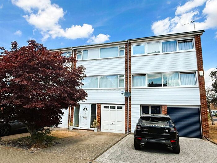 4 Bedroom Town House For Sale In Tandridge Drive, Crofton, BR6