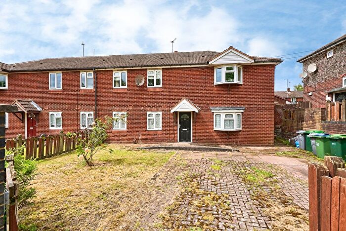 3 Bedroom Maisonette For Sale In Birchfield Way, Walsall, West Midlands, WS5