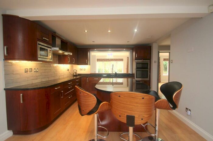 4 Bedroom Garage / Parking To Rent In St. Georges Avenue, Harrogate, North Yorkshire, HG2
