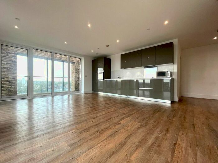 3 Bedroom Flat To Rent In Compton House, Victory Parade, Woolwich, London - Penthouse, SE18