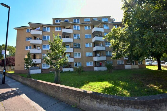2 Bedroom Flat To Rent In Ashford House, Staunton Street, Deptford, SE8