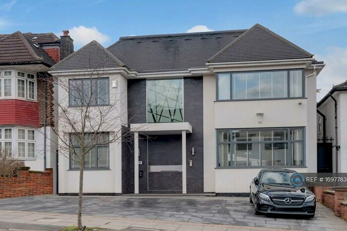 6 Bedroom Detached House To Rent In Downage, London, NW4