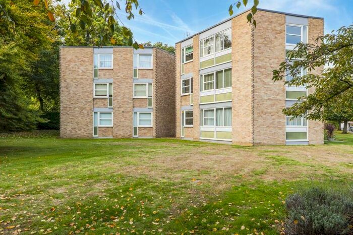 2 Bedroom Apartment To Rent In Heathside, Weybridge, Surrey, KT13