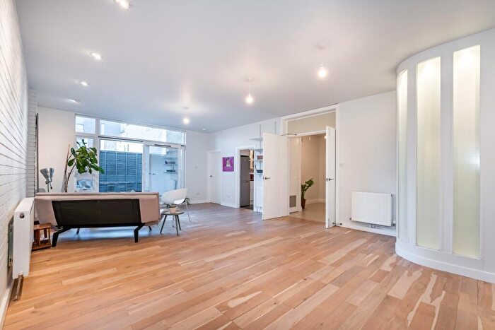 3 Bedroom Flat To Rent In Kimberley Court London, NW6