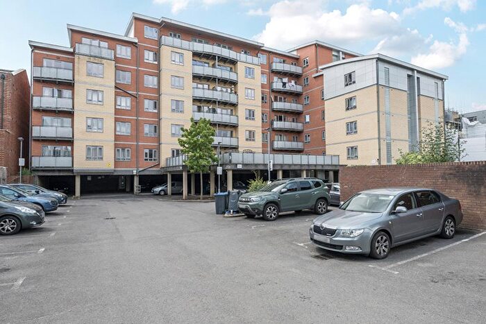 2 Bedroom Flat For Sale In Crossway Point, Reading, Berkshire, RG1