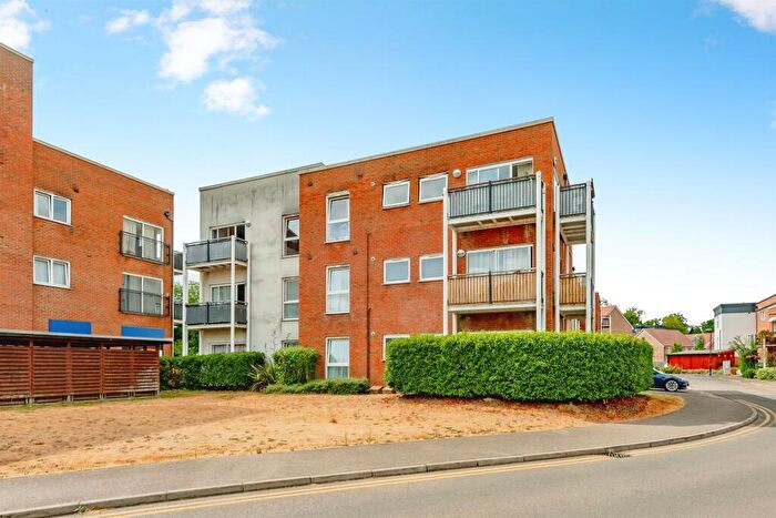 2 Bedroom Apartment For Sale In Thornton Side, Redhill, RH1