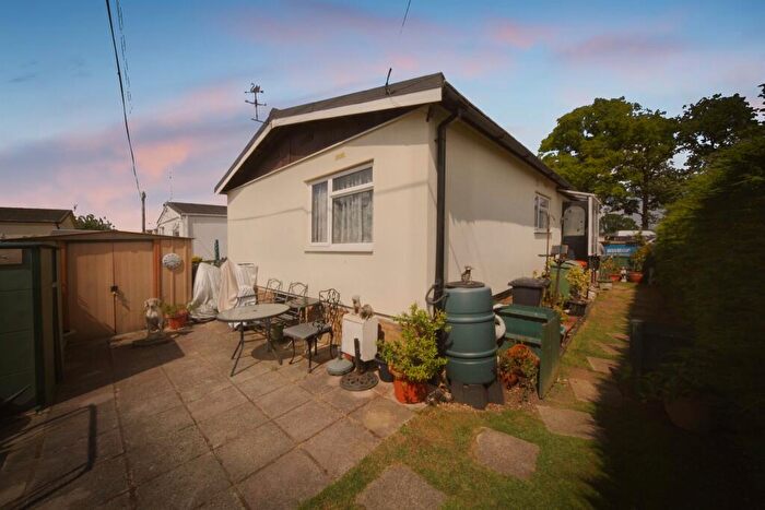 2 Bedroom Park Home For Sale In Little Meadow, Woodside Home Park, Luton, LU1