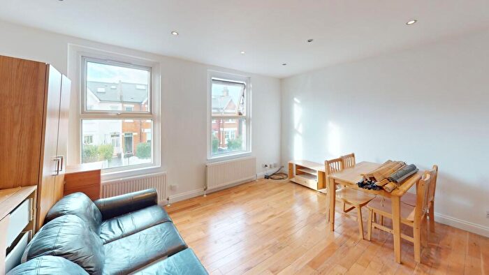 3 Bedroom Flat To Rent In Dunstans Road, London, SE22