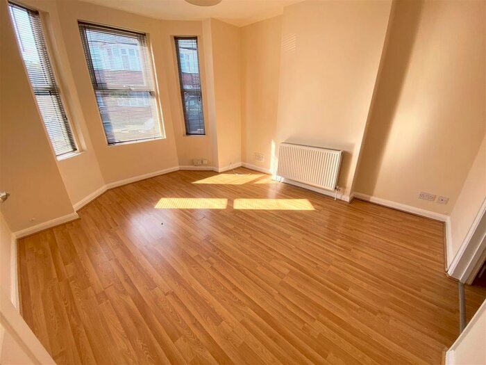 Studio To Rent In West Parade, Dunstable, LU6