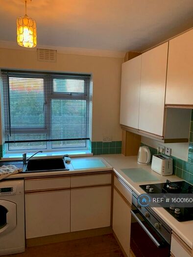 2 Bedroom Flat To Rent In Courtlands, Berkshire, SL6