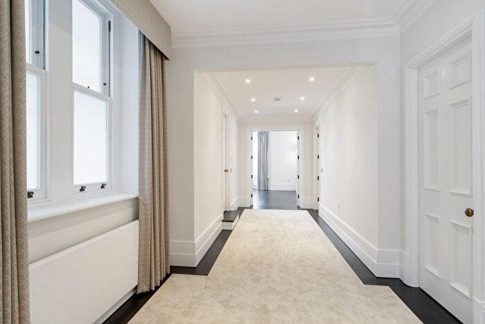 3 Bedroom Flat To Rent In Sloane Street, Knightsbridge, SW1X