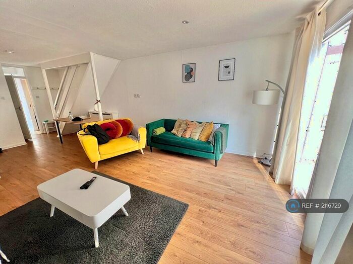 4 Bedroom Semi-Detached House To Rent In Surr Street, London, N7