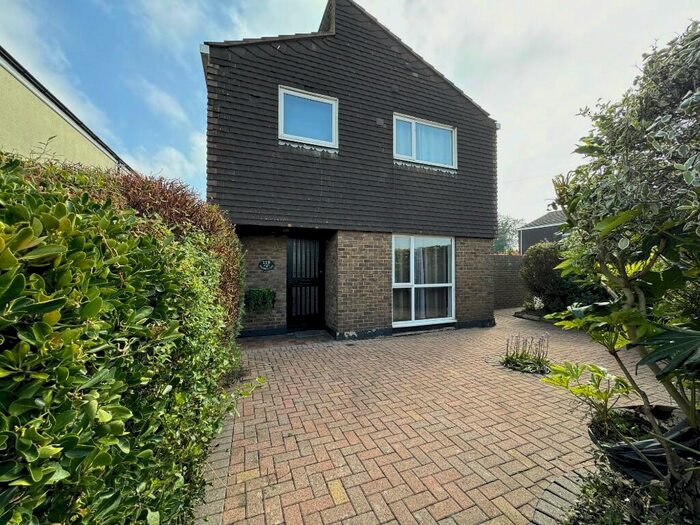 4 Bedroom Detached House To Rent In Balgores Lane, Gidea Park, RM2