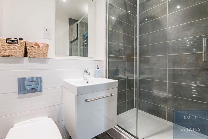 2 Bedroom Flat For Sale In Cobley Court, Exeter, EX4