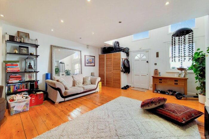 3 Bedroom Flat To Rent In Norwood Road, Herne Hill, London, SE24