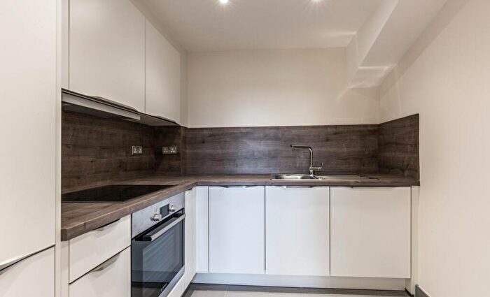 2 Bedroom Flat To Rent In Stirling Way, AL7
