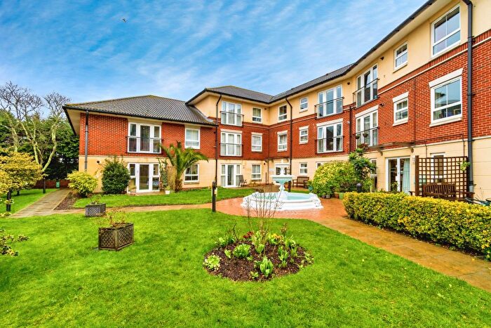 2 Bedroom Flat For Sale In Rollesbrook Gardens, Southampton, Hampshire, SO15