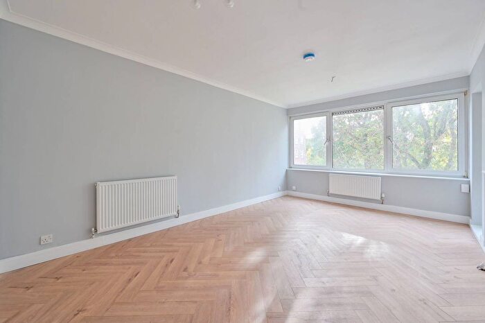 2 Bedroom Flat For Sale In East Street, Elephant And Castle, London, SE17