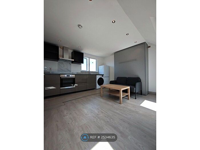 Studio To Rent In Waltham Avenue, Hayes, UB3