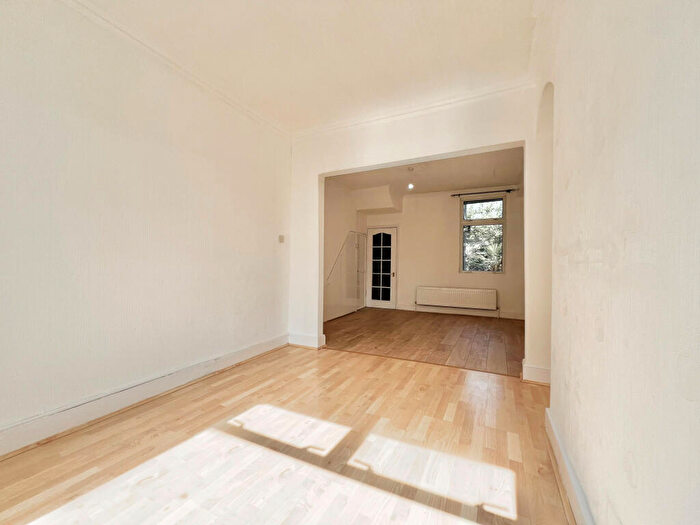 3 Bedroom Semi-Detached House To Rent In Woolmer Road, Edmonton, N18