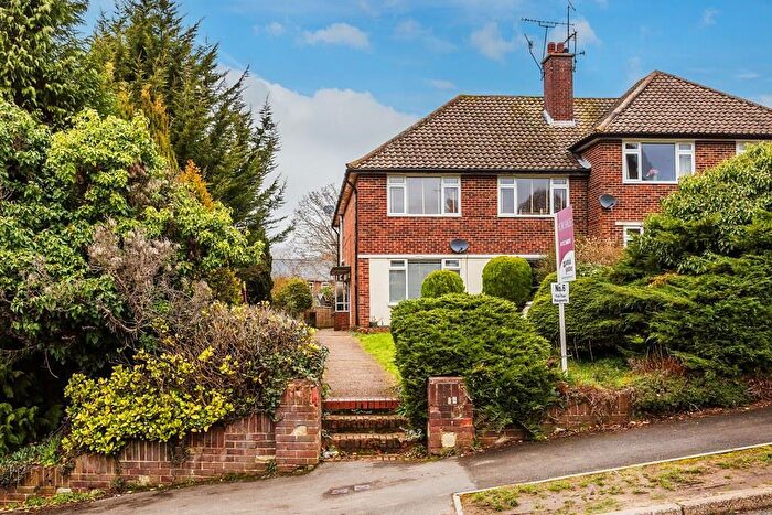 2 Bedroom Apartment For Sale In Minchin Close, Leatherhead, KT22