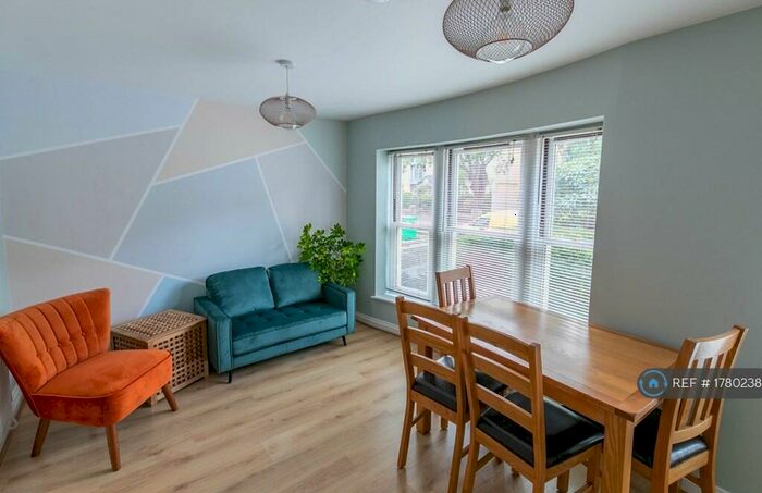 3 Bedroom Flat To Rent In Ashgrove Road, Bristol, BS6