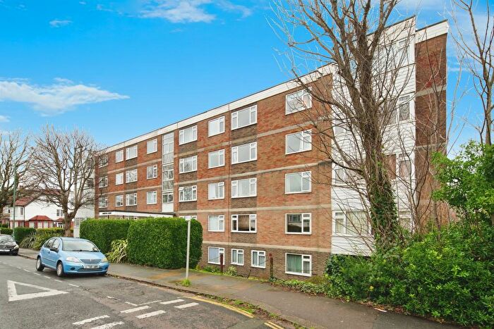 2 Bedroom Apartment For Sale In Wilbury Crescent, Hove, BN3