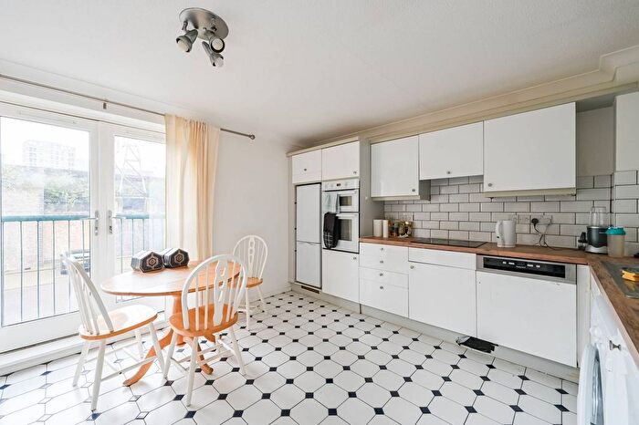 2 Bedroom Flat To Rent In Conant Mews, Aldgate, London, E1