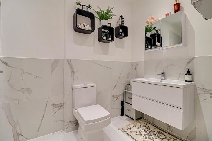 1 Bedroom Flat For Sale In London Road, Westcliff-On-Sea, SS0