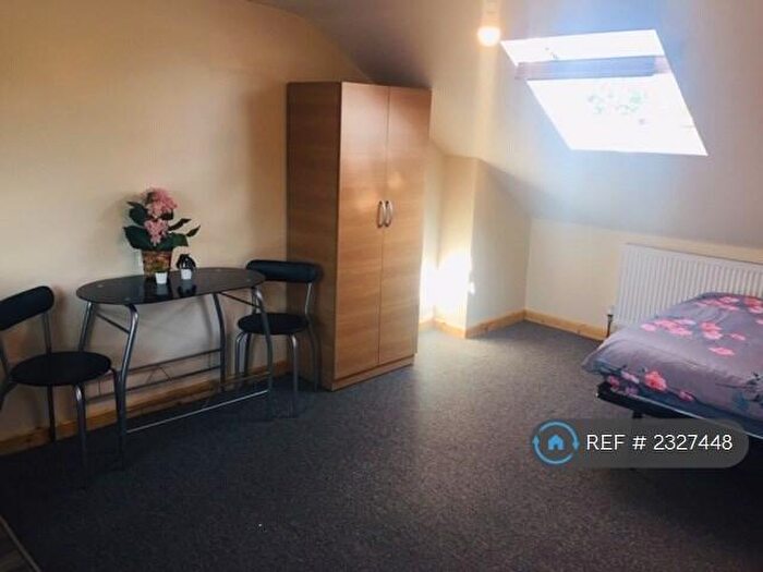 Studio To Rent In Bowes Road, London, N13